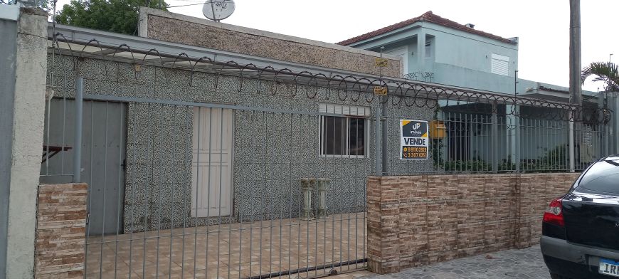 Casa à venda no Centro, Pelotas, RS, 360m² total, 50m² útil, 2 dorm, amplo pátio, alpendre frontal