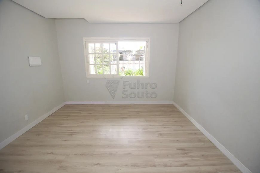 Casa Ampla de 4 Dormitórios no Centro de Pelotas - Conforto, Espaço e Segurança