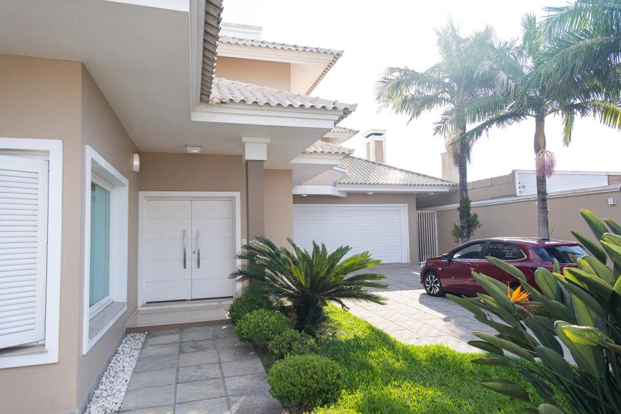 Casa de alto padrão no Fragata, 4 dormitórios, 1 suíte com closet, lareira, piscina aquecida, salão