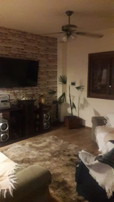Casa à Venda: Sala de Estar e Jantar, Cozinha Planejada e Ampla Área de Garagem com Churrasqueira