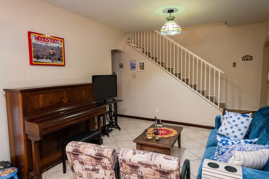 Sobrado à venda no Centro, Pelotas – 200m², 3 dormitórios (1 suíte), piscina, área gourmet, lareira