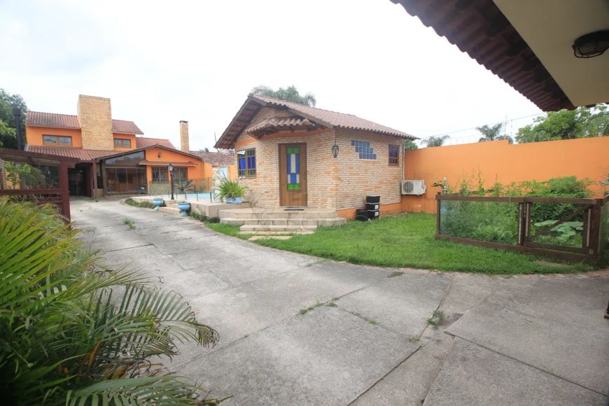 Sobrado amplo no Laranjal, próximo ao shopping mar de dentro.
