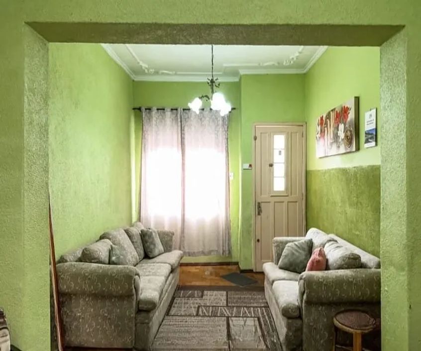 Casa à venda no Centro de Pelotas/RS: 129m², 3 dormitórios, 2 salas, 1 banheiro, 1 vaga de garagem,