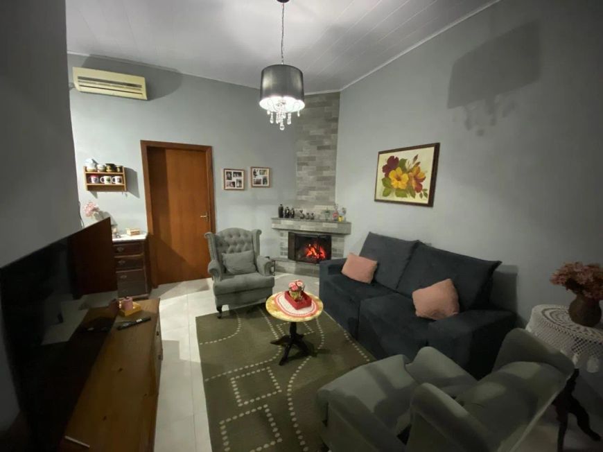 Casa à Venda na Álvaro Chaves, Próximo ao Centro de Pelotas: 2 Dormitórios, 1 Suíte, 1 Vaga, Churr