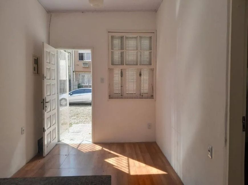 Casa central toda reformada a venda, por R$ 215.000,00- Centro - Pelotas/RS! bem localizada com 2 d