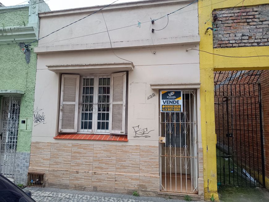 Casa à venda no Centro de Pelotas, RS: 2 dormitórios, sala, cozinha com armários, 91,5 m² de área ú