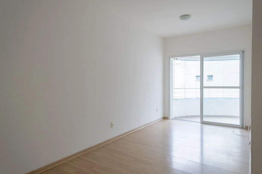 Apartamento 3 dormitórios para alugar em Três Vendas, Pelotas, RS. Área útil 110 m², suíte, sacada