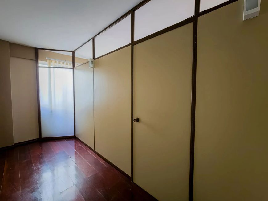 Locação de Sala Comercial no Centro de Pelotas, 48m², 2 salas, 1 banheiro, com alarme e elevador. C