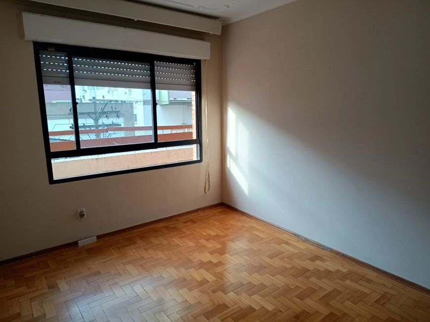 Apartamento com 2 Dormitórios, Terraço Amplo, Quarto de Serviço e 1 Vaga de Garagem à Venda no Cent