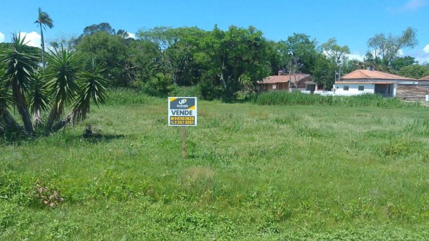 Terreno à venda no Laranjal, Pelotas, RS, com 184,41 m² (17 m de frente e 16,93 m de lateral). Próx