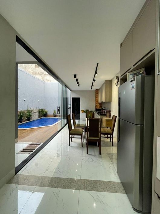 Vende casa de Três suítes, piscina e armários