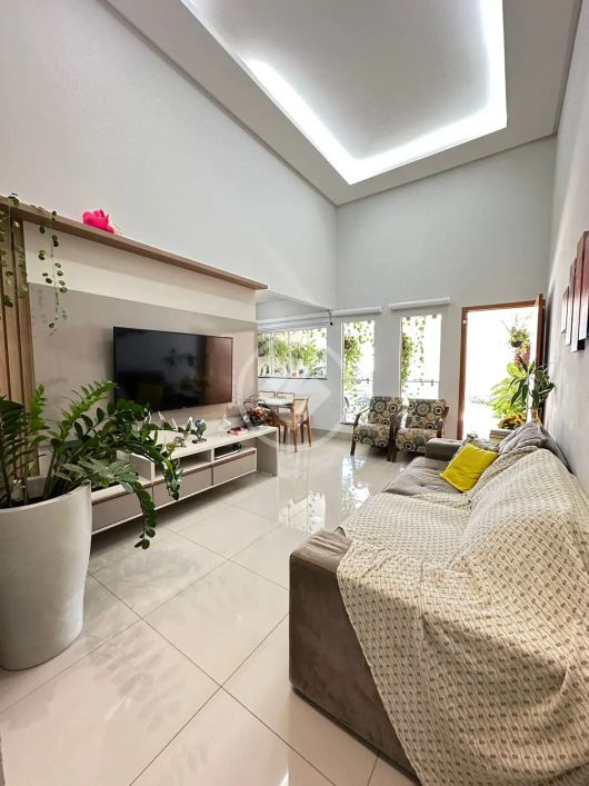 Casa com 3 quartos sendo 1 suíte no Setor Moinho dos Ventos. codigo: 113515