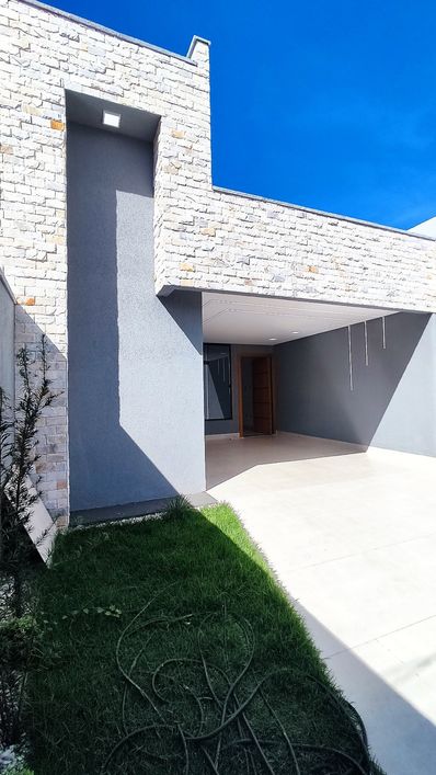 Vende casa de Três suítes plenas e piscina no Jardim Atlântico