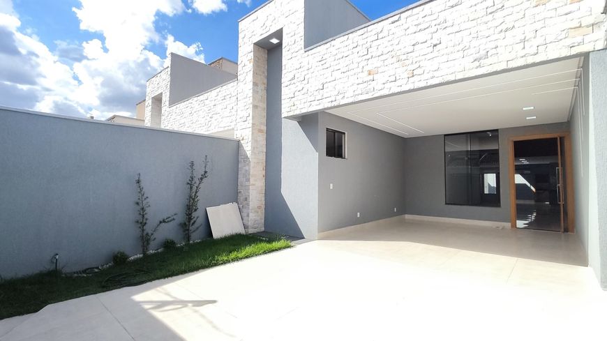 Vende casa de Três suítes plenas e piscina no Jardim Atlântico