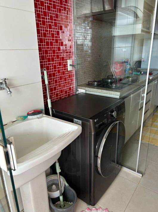Apartamento 2 quartos sendo 1 suíte, rico em armários Apartamento com 2 Quarto(s) e 2 banheiro(s) à