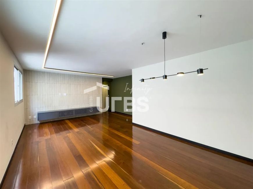 Apartamento completamente reformado e com armários e 2 vagas de garagem no setor oeste