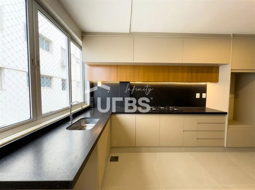 Apartamento completamente reformado e com armários e 2 vagas de garagem no setor oeste