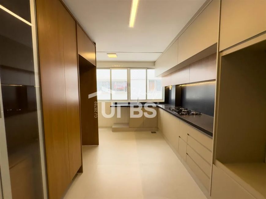 Apartamento completamente reformado e com armários e 2 vagas de garagem no setor oeste