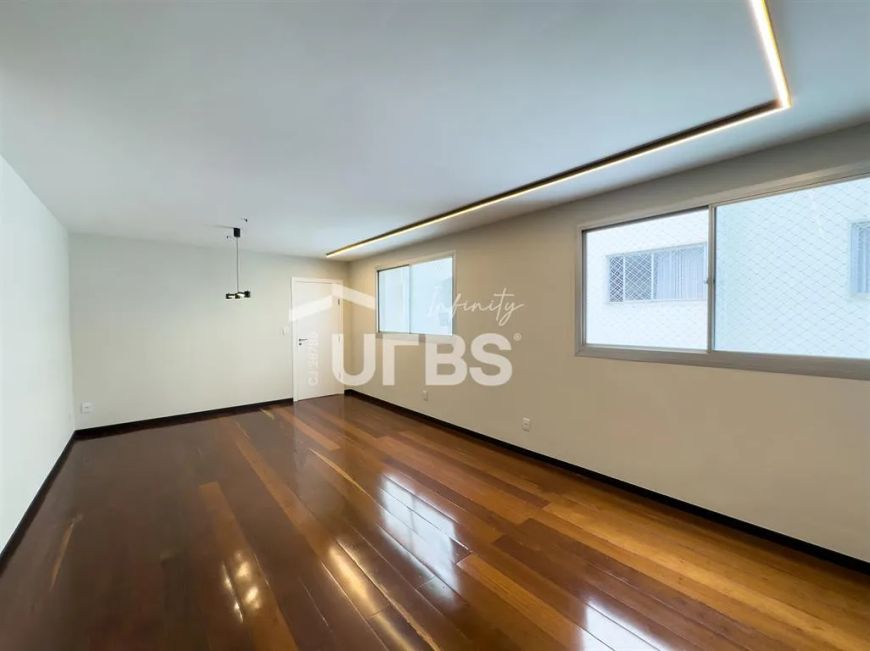 Apartamento completamente reformado e com armários e 2 vagas de garagem no setor oeste