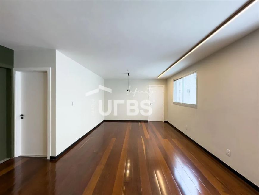 Apartamento completamente reformado e com armários e 2 vagas de garagem no setor oeste