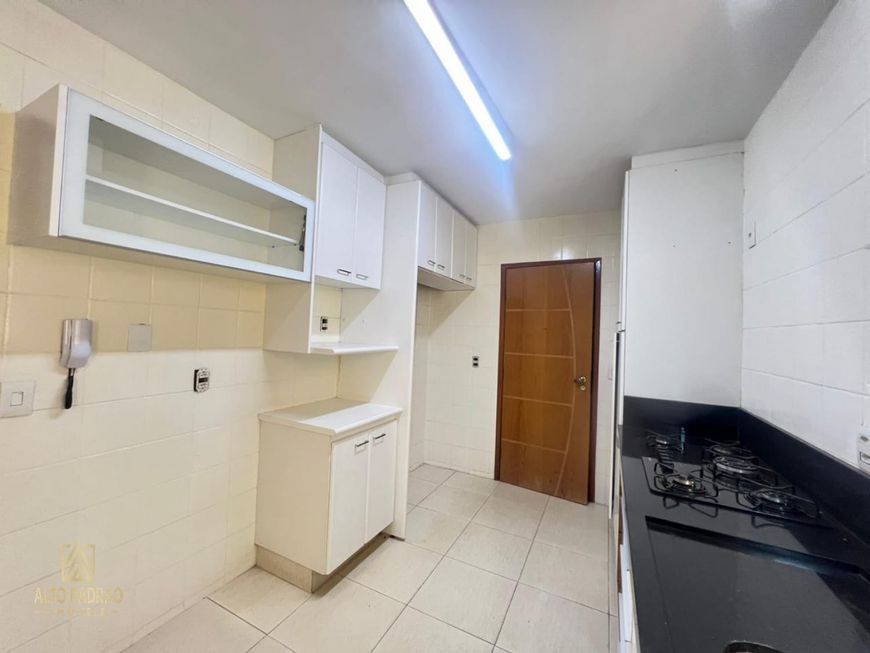 1035 - Apartamento com 3 quartos, sendo 1 suíte, completo em armários, 2 vagas de garagens, à venda