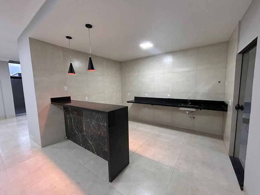Sobrado para venda possui 212 metros quadrados com 3 quartos em Residencial Kátia - Goiânia - GO