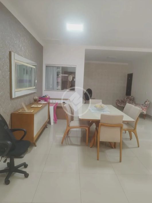 Casa de OPORTUNIDADE URGENTE LOTE INTEIRO COM PISCINA Setor Vereda dos Buritis - Goiania