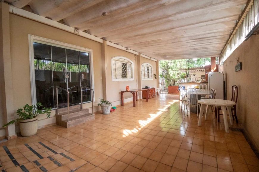 Casa Antiga Térrea de Esquina a venda no Setor Jardim América acima da T63