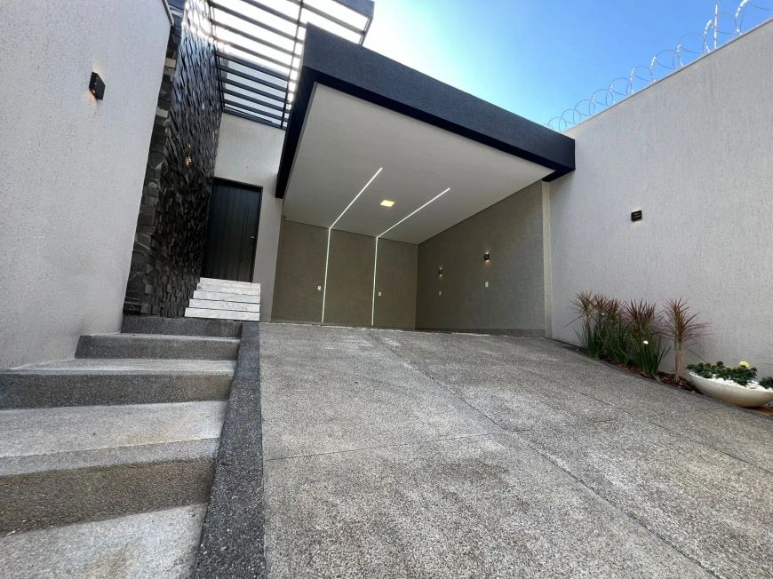 Sobrado para venda tem 190 metros quadrados com 4 quartos em Residencial Morumbi - Goiânia - GO