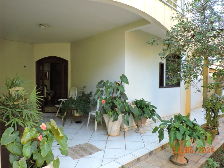 Santa Genoveva, Sobrado com 360 m² com 6 quartos sendo 4 suítes.