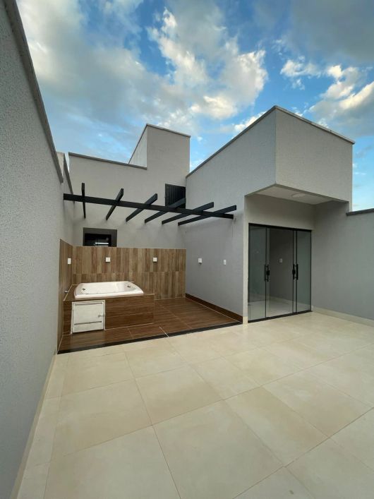 Sobrado no Residencial Hugo de Moraes Sobrado com 3 Quarto(s) e 5 banheiro(s) à Venda, 248 por R$ 90
