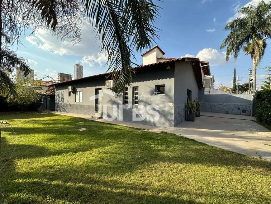 Casa comercial à venda próximo ao Parque Vaca Brava