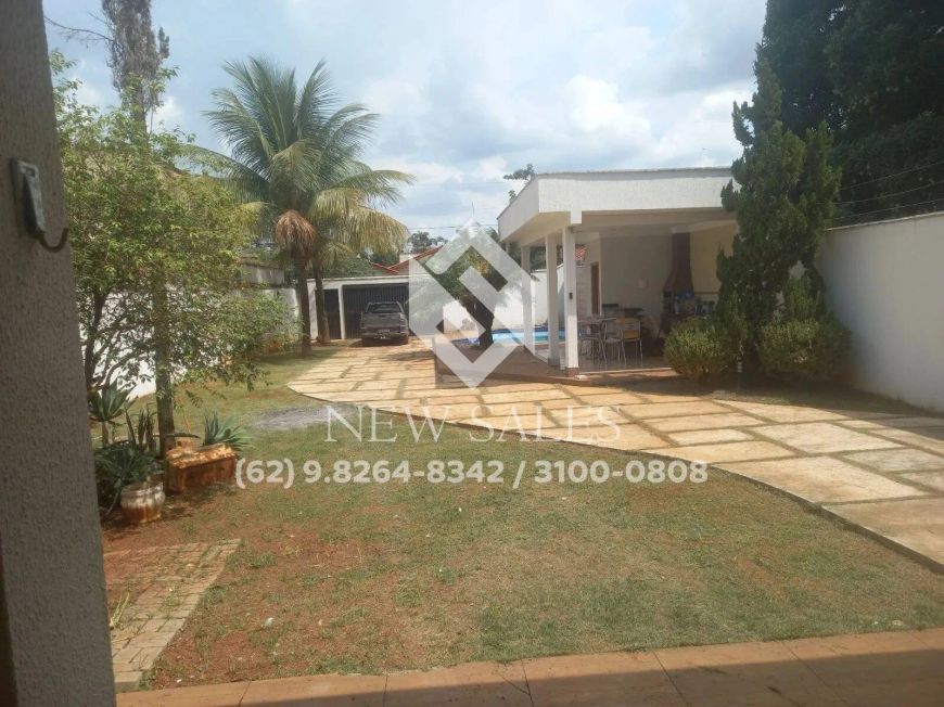 Sobrado com 5 Quartos, sendo 3 Suítes - Piscina e Churrasqueira