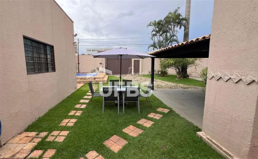 Vendo - Casa Térrea de rua em Avenida no Jardim América, com piscina