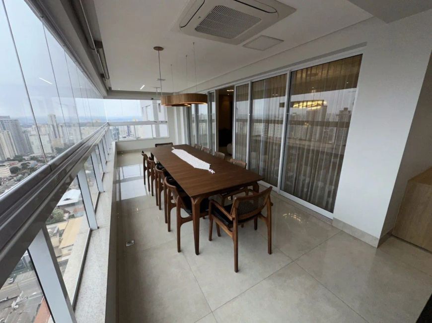 Apartamento em andar alto com 225m2 a venda no Setor Bueno