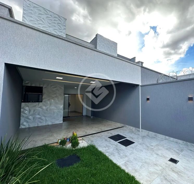 Sobrado á venda no Residencial Porto Seguro em Goiânia, com 3 suítes sendo 1 master com closet. codi