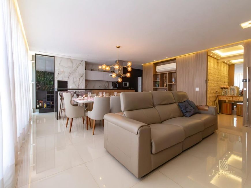949 -Apartamento com 4 suítes, sendo 2 americanas, Mobiliado e decorado, 3 vagas de garagens, á ven