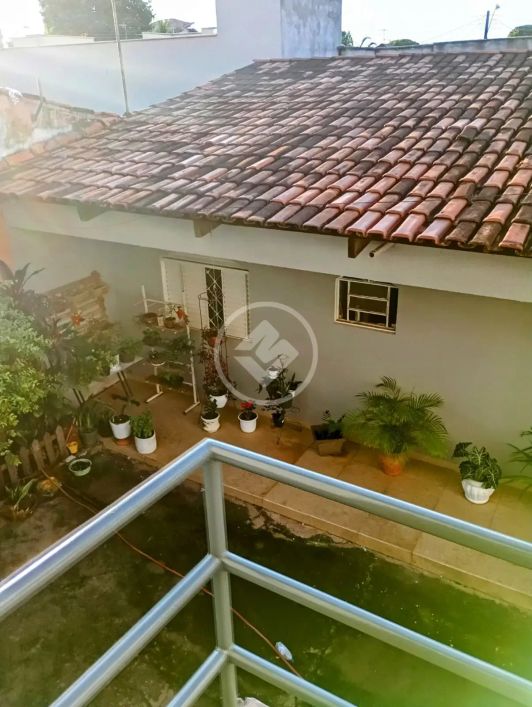 Sobrado com salas comerciais e barracão no fundo. codigo: 110975
