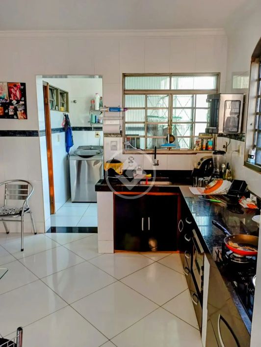 Sobrado com salas comerciais e barracão no fundo. codigo: 110975