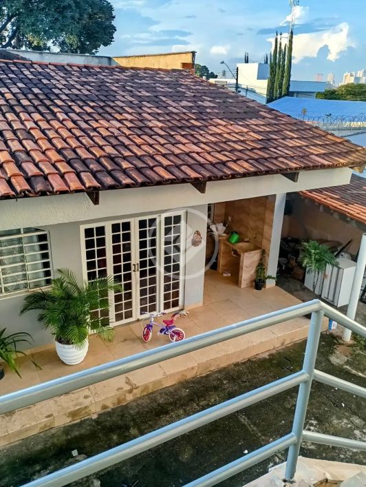 Sobrado com salas comerciais e barracão no fundo. codigo: 110975