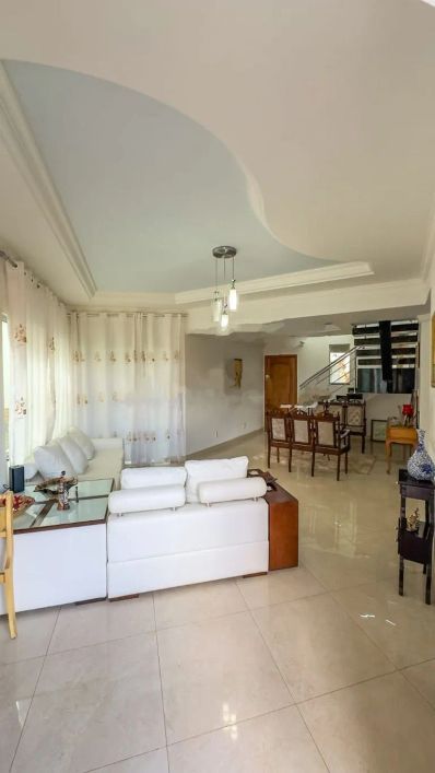 Sobrado à venda, 4 quartos sendo 1 suíte, de 260,00m² no Setor Gentil Meireles.