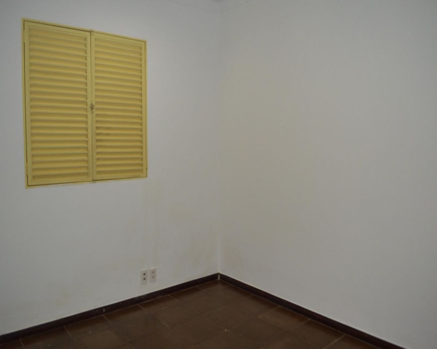 Casa Comercial na Rua 94, abaixo da Av. 83, próximo a praça cívica, 4 quartos, suíte, armários, vaga