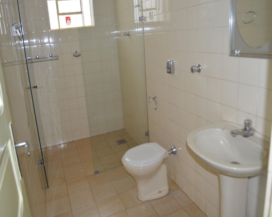 Casa Comercial na Rua 94, abaixo da Av. 83, próximo a praça cívica, 4 quartos, suíte, armários, vaga
