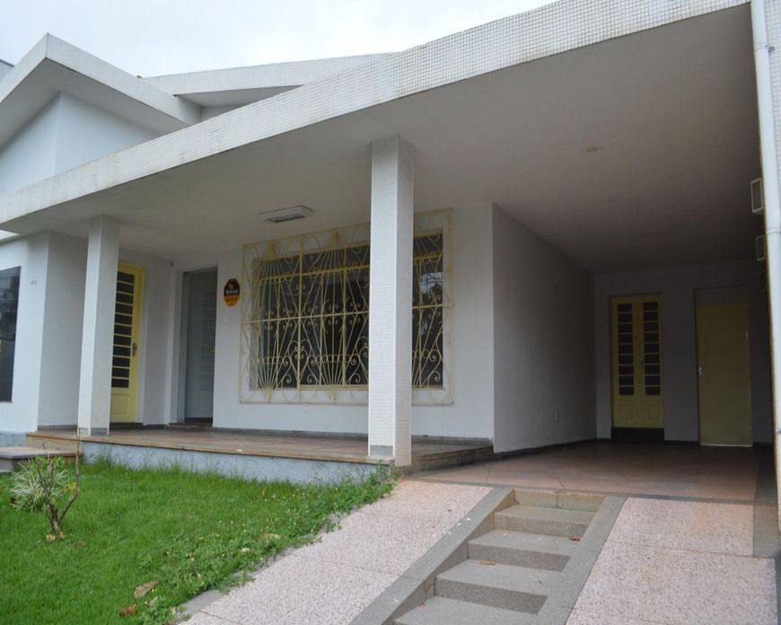 Casa Comercial na Rua 94, abaixo da Av. 83, próximo a praça cívica, 4 quartos, suíte, armários, vaga
