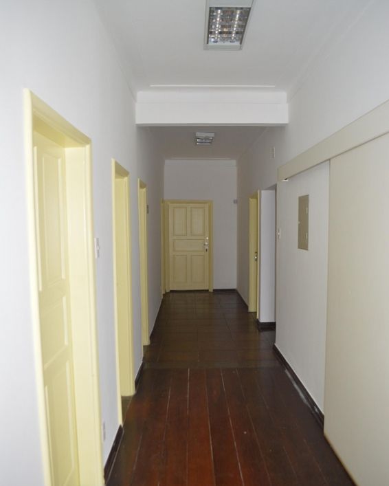 Casa Comercial na Rua 94, abaixo da Av. 83, próximo a praça cívica, 4 quartos, suíte, armários, vaga
