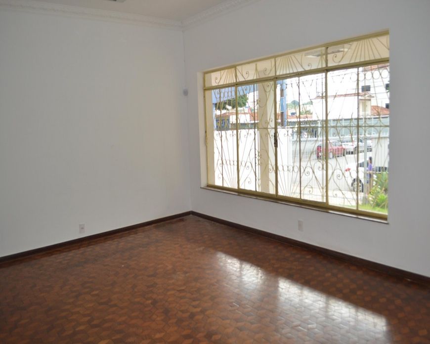 Casa Comercial na Rua 94, abaixo da Av. 83, próximo a praça cívica, 4 quartos, suíte, armários, vaga