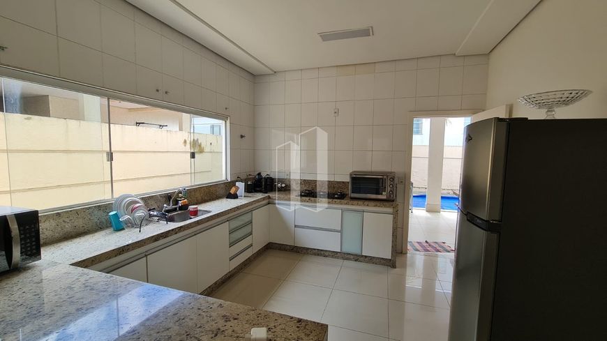 Casa de Condomínio em Jardins Madri - 4 Suítes por R$ 2,4M