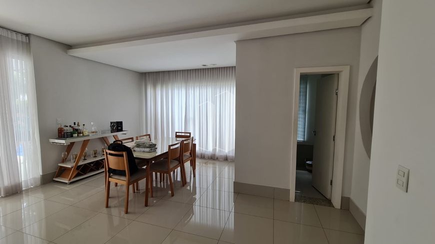 Casa de Condomínio em Jardins Madri - 4 Suítes por R$ 2,4M