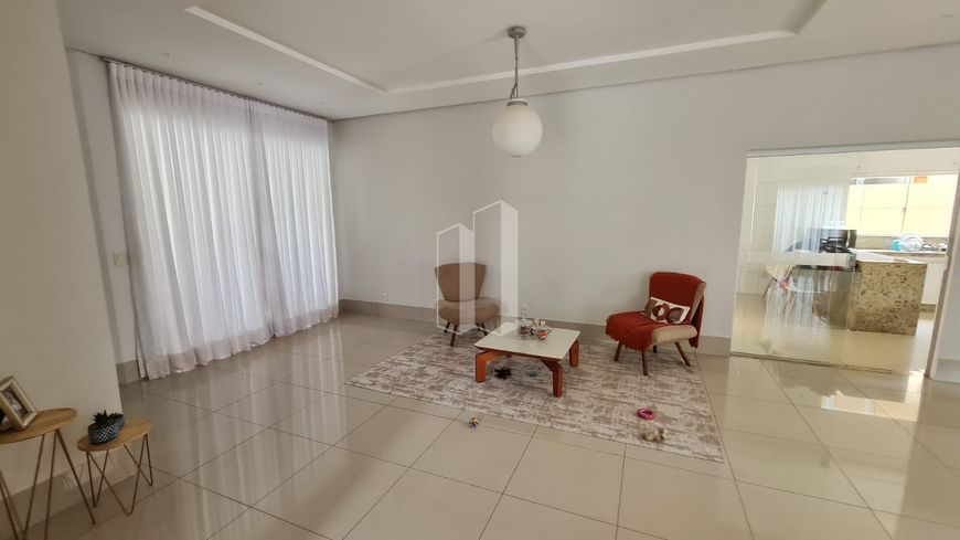 Casa de Condomínio em Jardins Madri - 4 Suítes por R$ 2,4M