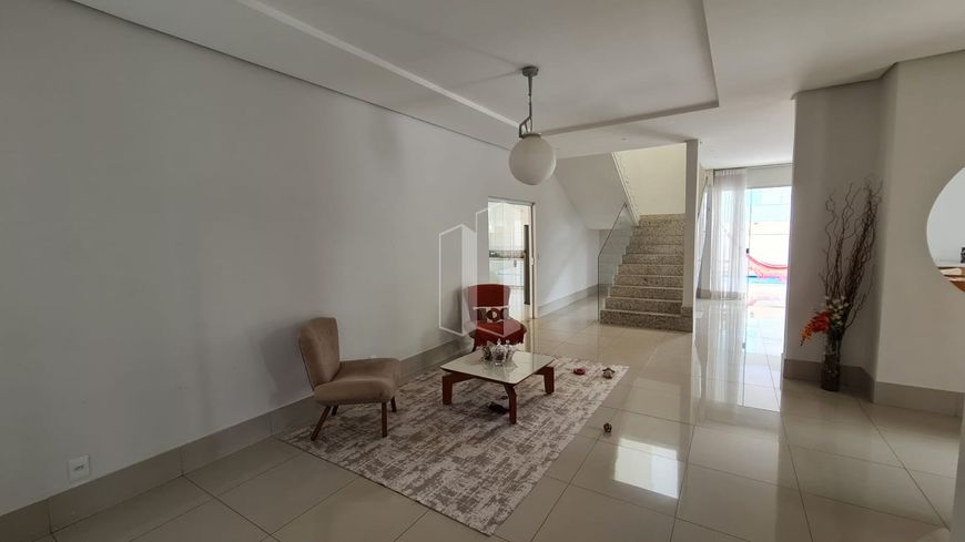 Casa de Condomínio em Jardins Madri - 4 Suítes por R$ 2,4M